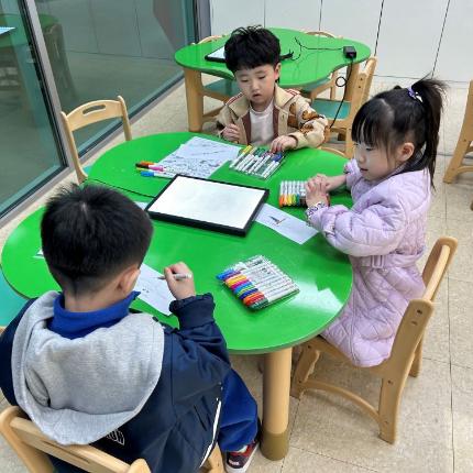 옹기종기 모여 머그컵 체험하는  3인방 친구들