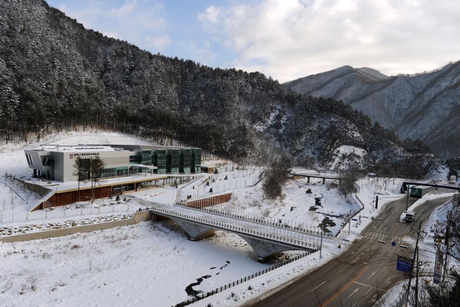 눈에 묻힌 박물관 사진 1