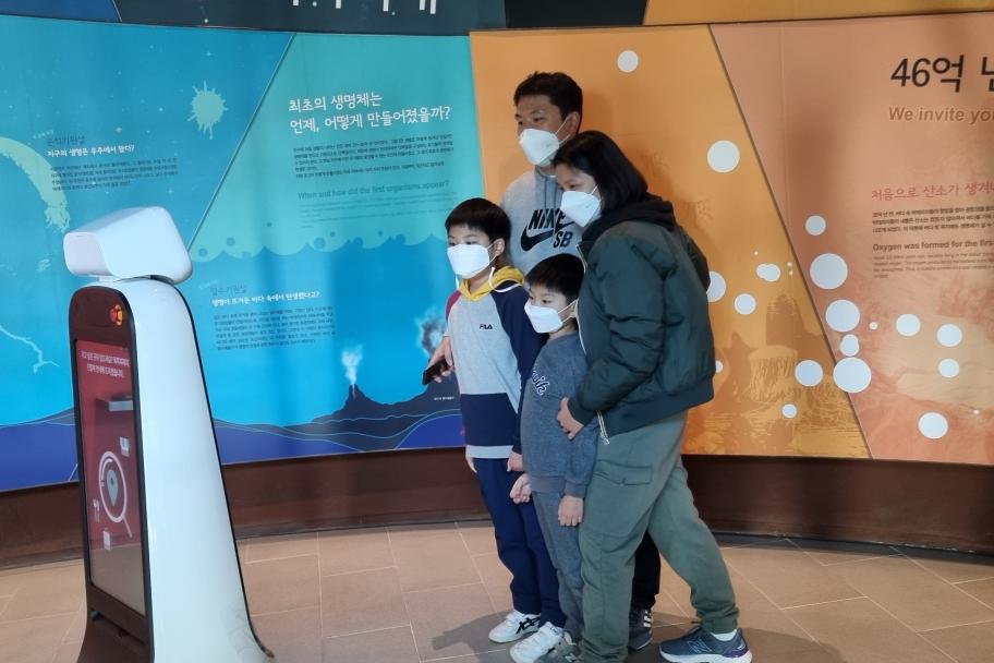 스마트 안내로봇 이용하기 사진 1
