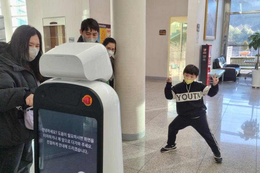스마트 안내로봇 이용하는 가족분~~ 사진 1