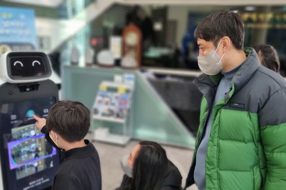 스마트 안내로봇 이용하는 가족분~~ 사진 2