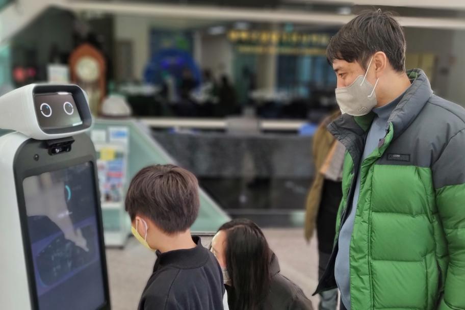 스마트 안내로봇 이용하는 가족분~~ 사진 3