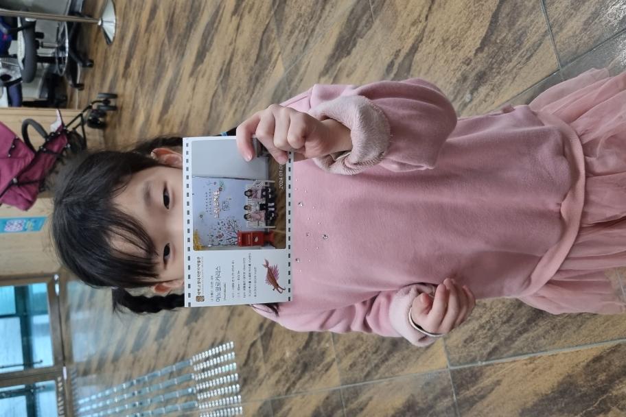 인증사진을 기다리는 귀염둥이 사진 2