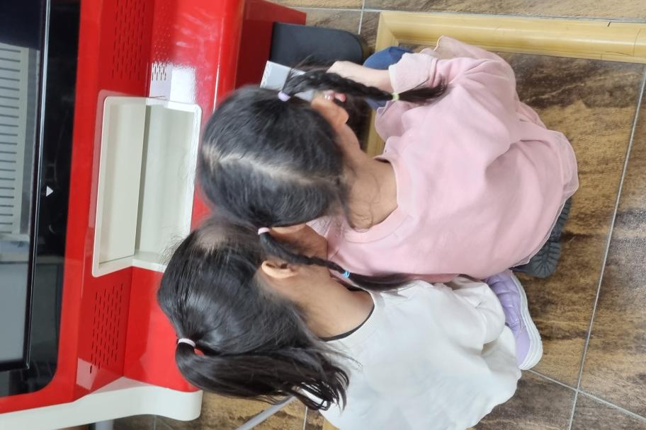인증사진을 기다리는 귀염둥이 사진 3