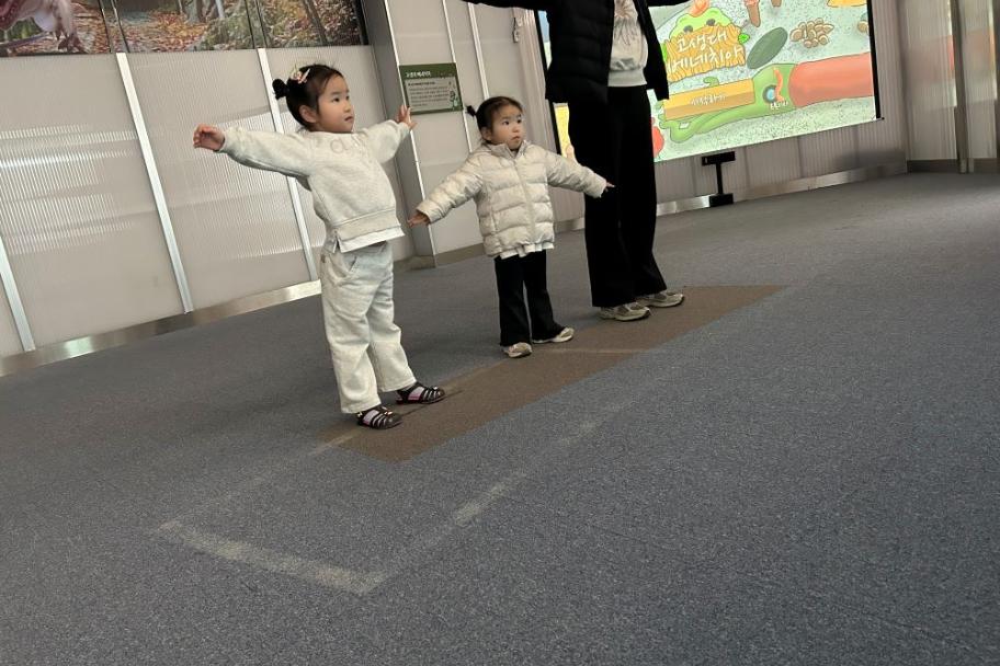 가족과 함께 열심히 체험을 즐기고 있는 봄이를 담아보았습니다~ 사진 2