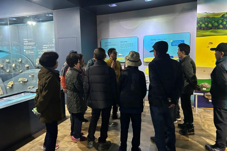 해설을 해주시는 김상구 선생님과 용인에서 오신 단체 손님들! 사진 1