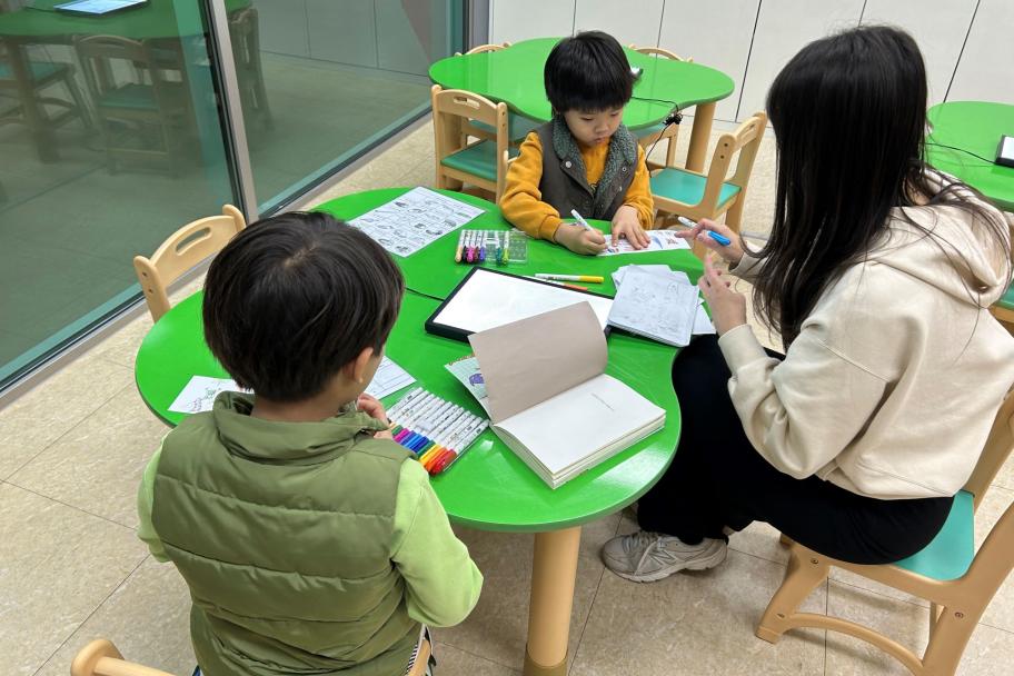 사이좋은 형제가 머그컵 체험을 하고 있어요~ 사진 1